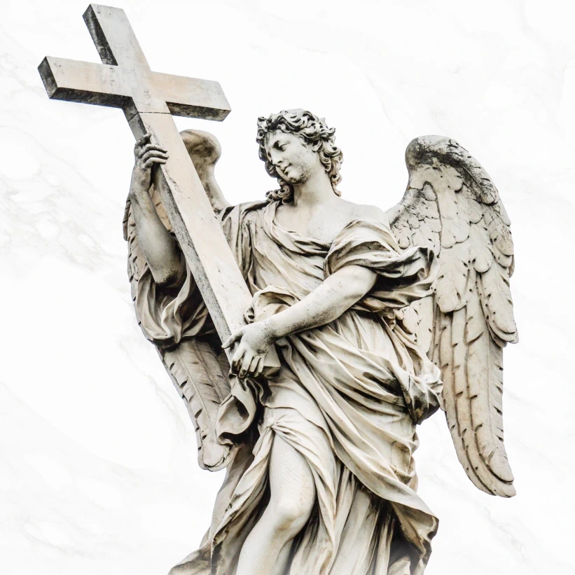 Ангел с крестом в руках на фоне белого мрамора