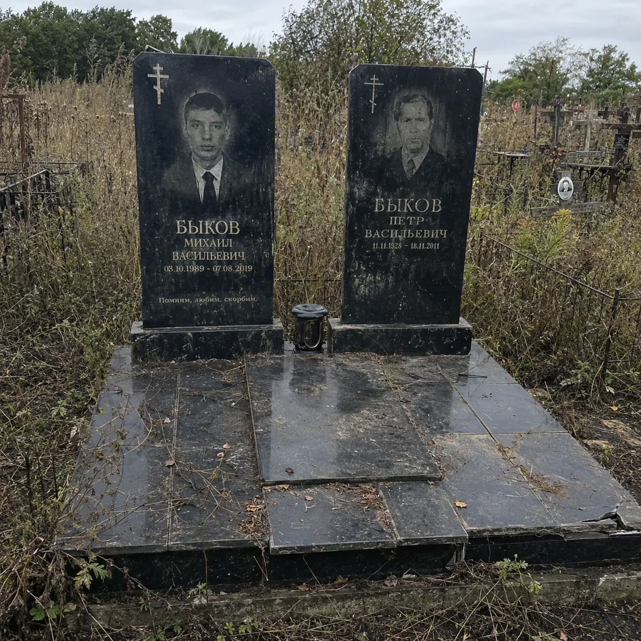 Памятник до реставрации в Саратове