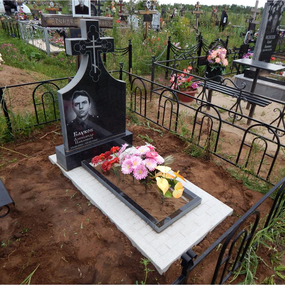 Гранитный черный памятник крест на могилу. 