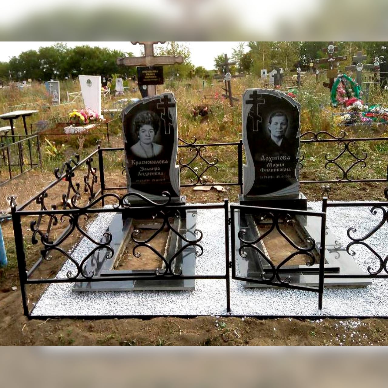 Два одинаковых памятник. Памятники на могилу. Памятники и надгробия на могилу. Памятники на кладбище из гранита. Монумент на могилу.
