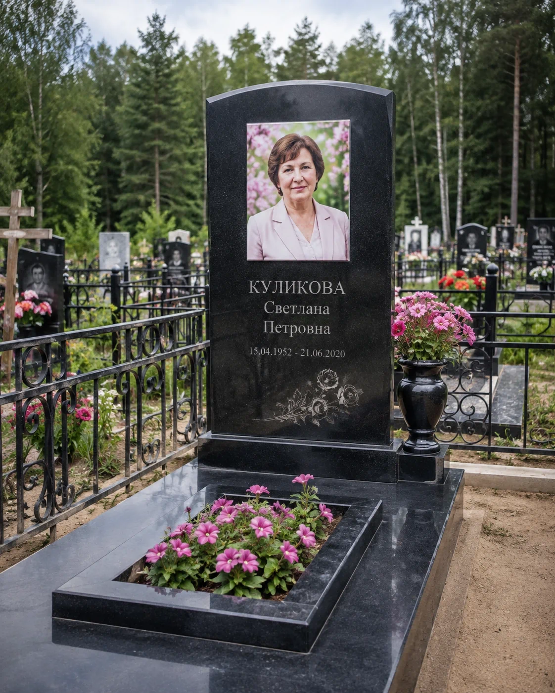 Памятник из черного гранита с цветным портретом на керамограните