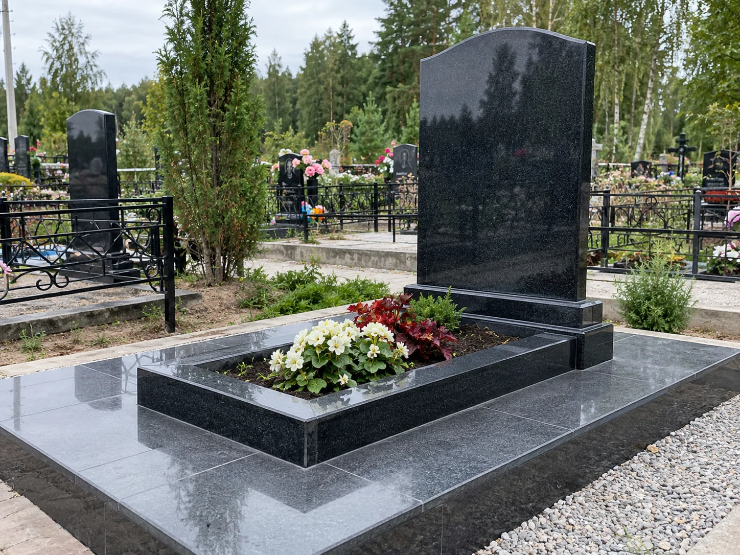 Гранитный памятник после профессиональной установки и благоустройства участка