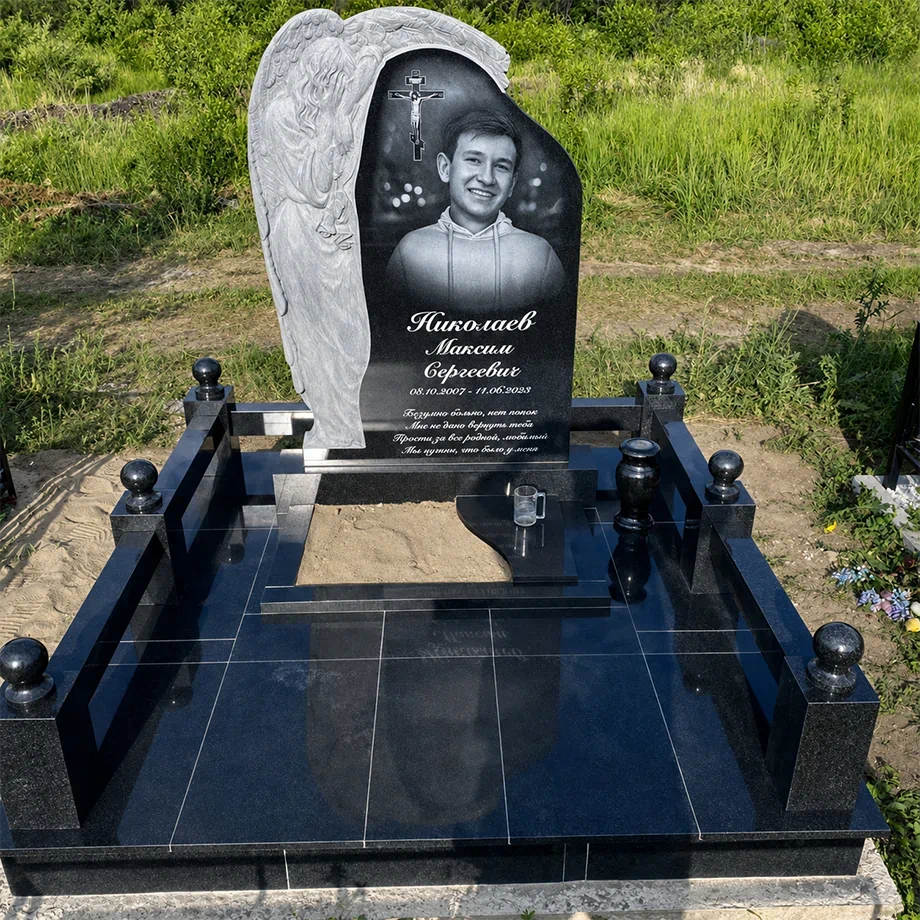 Индивидуальный гранитный мемориал с художественным оформлением и благоустройством