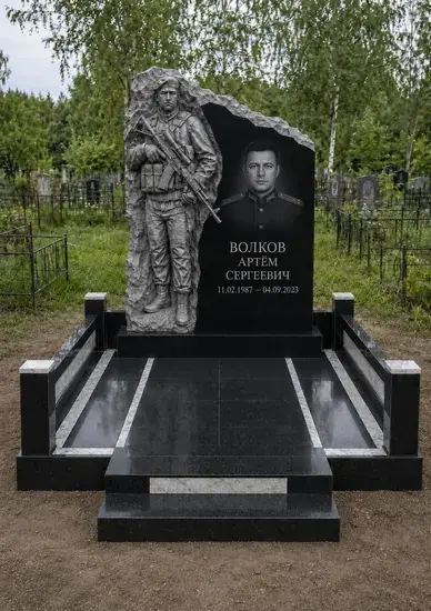 Памятник для военного с художественной скульптурой солдата