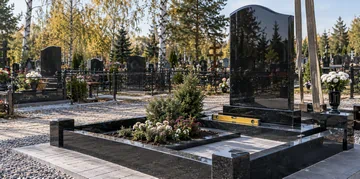 Когда лучше устанавливать памятник после захоронения