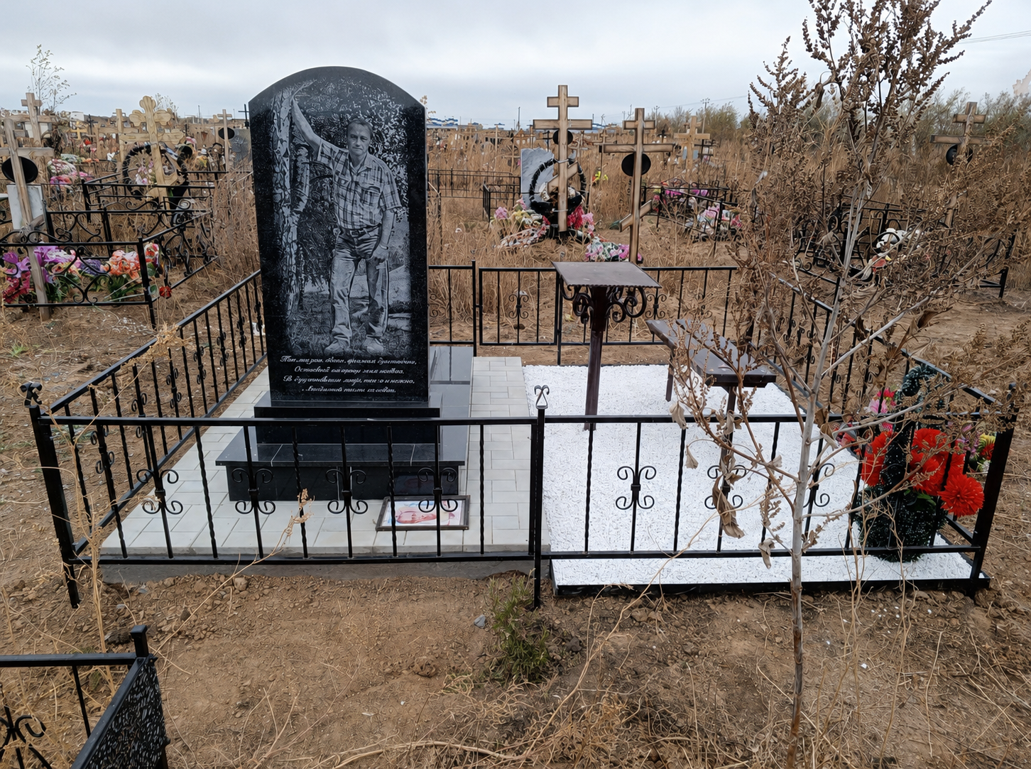 Гравировка на обратной стороне памятника